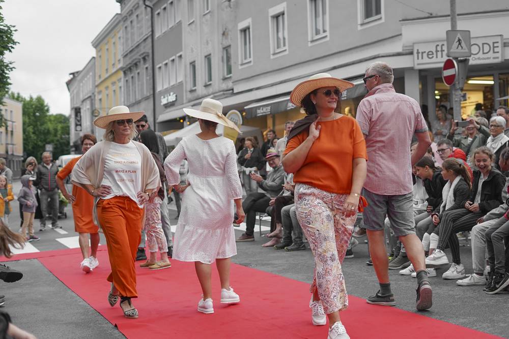 Modenschau der Sternenbetriebe am Sommerfest Peuerbach